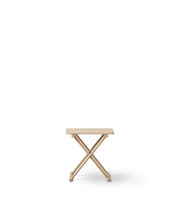 Oliver Furniture Camp Bed Table High Oak aan een Camp bed in een avontuurlijke kinderkamer