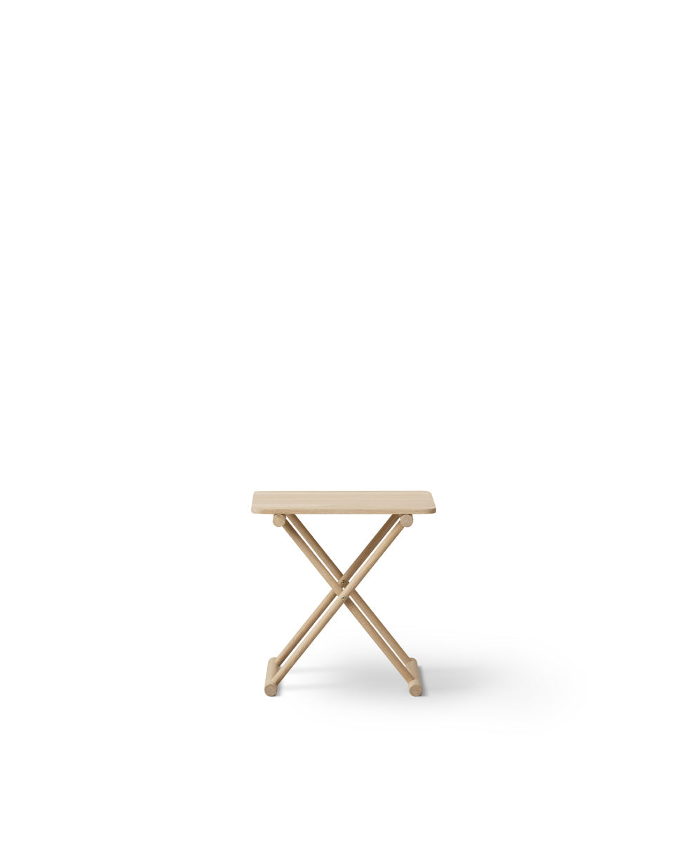 Oliver Furniture Camp Bed Table High Oak aan een Camp bed in een avontuurlijke kinderkamer
