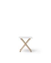 Oliver Furniture Camp Bed Table High White/oak aan een Camp bed in een avontuurlijke kinderkamer