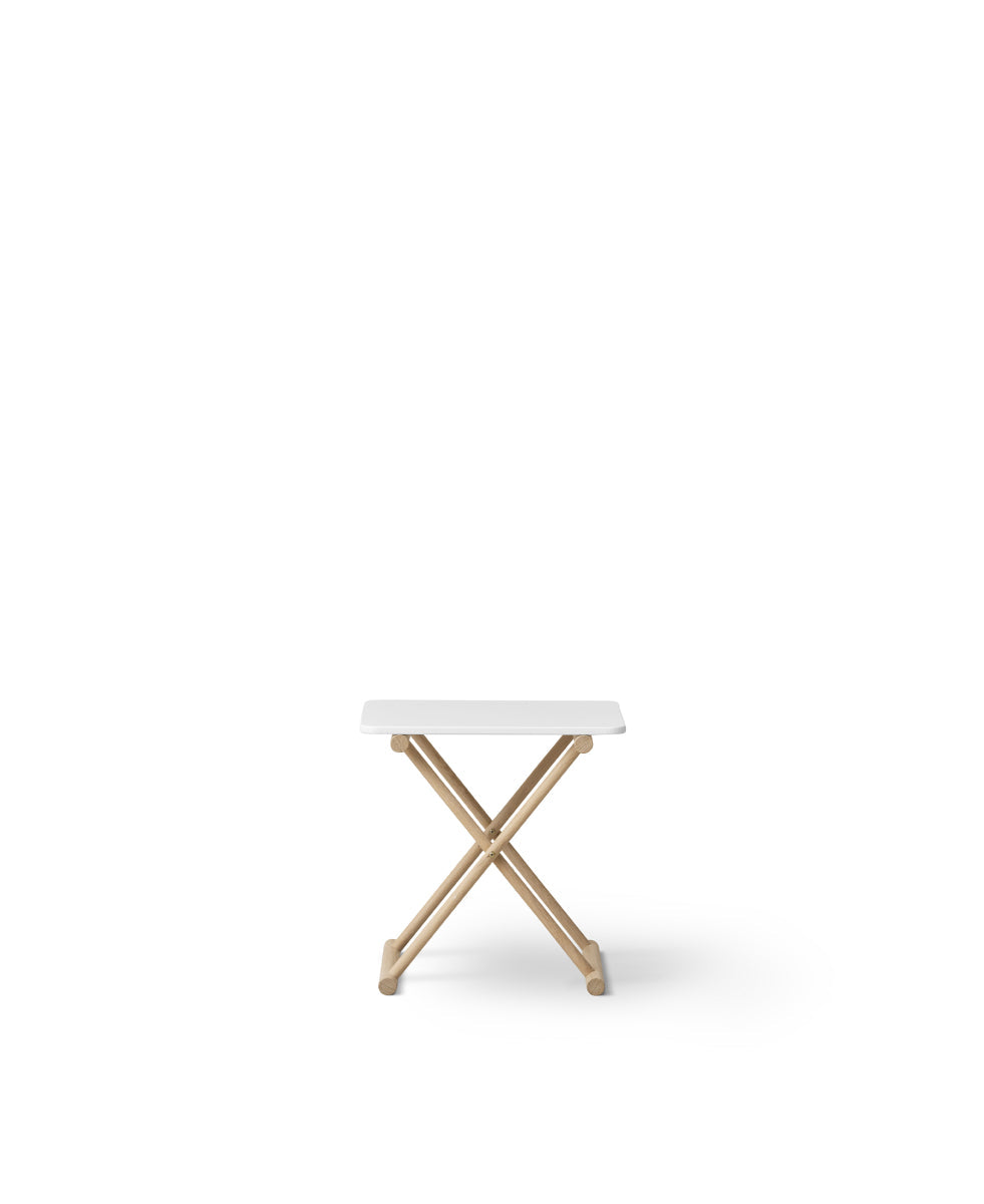 Oliver Furniture Camp Bed Table High White/oak aan een Camp bed in een avontuurlijke kinderkamer