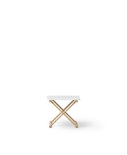 Oliver Furniture Camp Bed Table Low Oak/white aan een Camp bed in een avontuurlijke kinderkamer