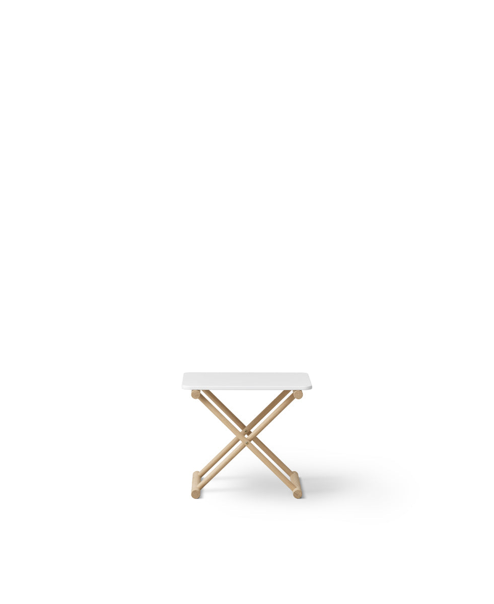 Oliver Furniture Camp Bed Table Low Oak/white aan een Camp bed in een avontuurlijke kinderkamer