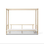 Oliver Furniture Camp Canopy Bed, White/oak in een avontuurlijke kinderkamer met Japans-Scandinavisch design