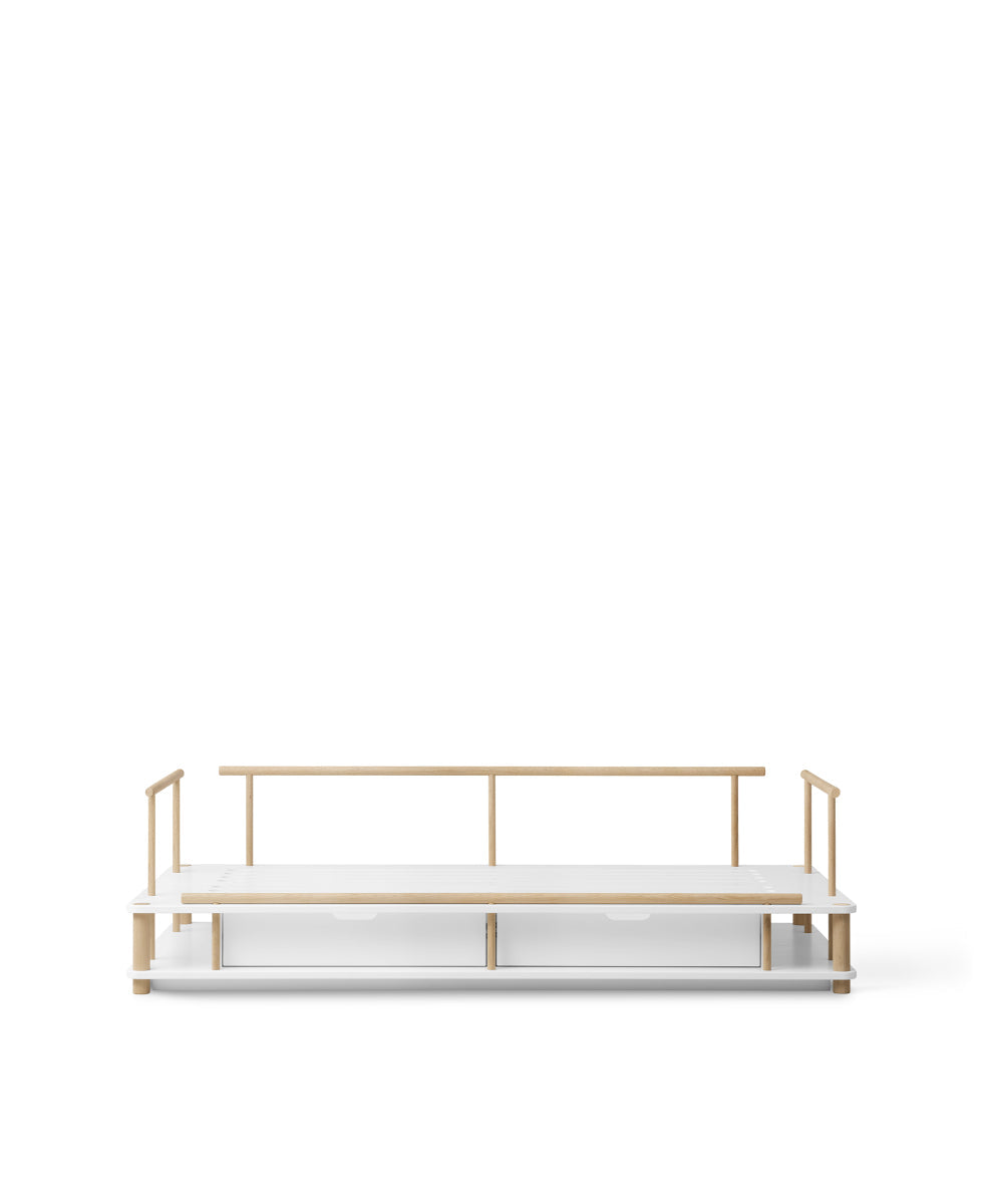 Oliver Furniture Camp Day Bed, White/oak in een speelse kinderkamer met Japans-Scandinavische esthetiek
