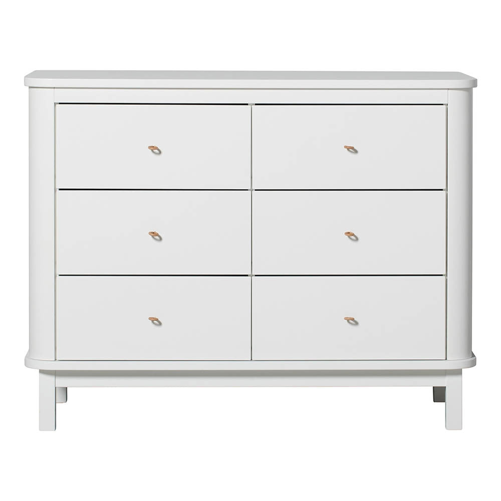 Oliver Furniture Wood Commode Dresser 6 Drawers White in een lichte babykamer met klassiek Scandinavisch design