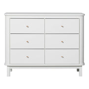 Oliver Furniture Wood Commode Dresser 6 Drawers White in een lichte babykamer met klassiek Scandinavisch design