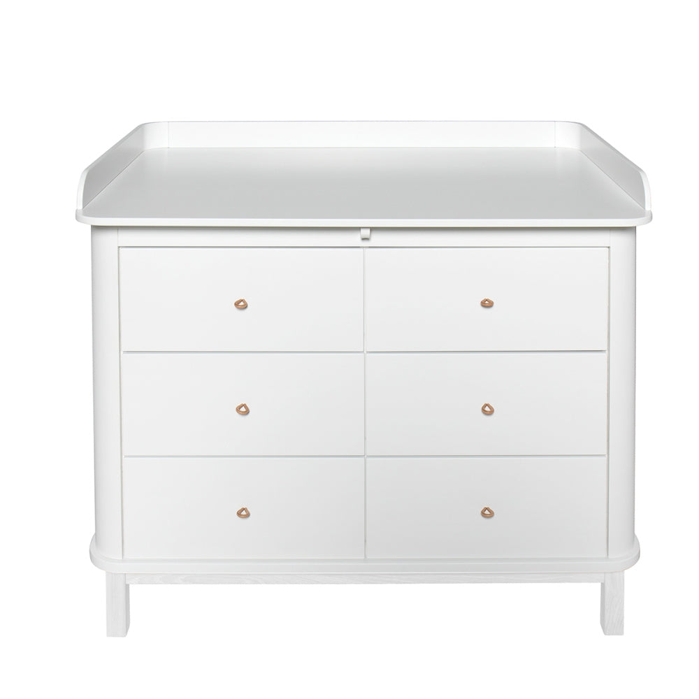 Oliver Furniture Wood Nursery Dresser 6 Drawers Large Top White in een lichte babykamer met klassiek Scandinavisch design