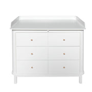 Oliver Furniture Wood Nursery Dresser 6 Drawers Large Top White in een lichte babykamer met klassiek Scandinavisch design