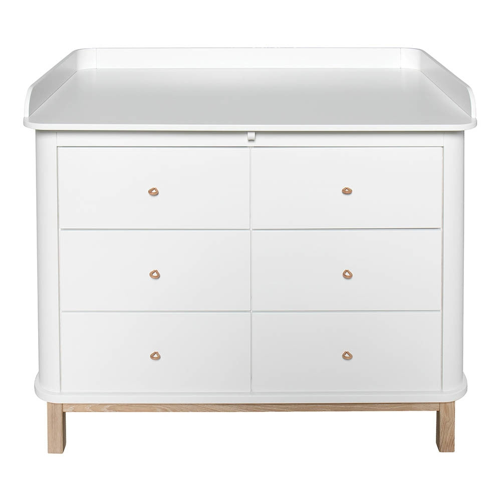 Oliver Furniture Wood Nursery Dresser 6 Drawers Large Top White-oak in een lichte babykamer met klassiek Scandinavisch design