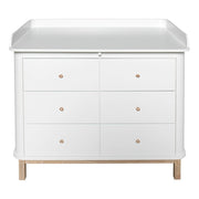 Oliver Furniture Wood Nursery Dresser 6 Drawers Large Top White-oak in een lichte babykamer met klassiek Scandinavisch design
