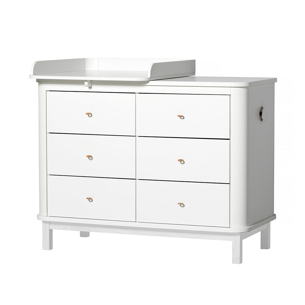 Oliver Furniture Wood Nursery Dresser 6 Drawers Small Top White in een lichte babykamer met klassiek Scandinavisch design