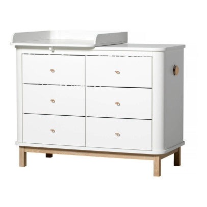 Oliver Furniture Wood Nursery Dresser 6 Drawers Small Top White-oak in een lichte babykamer met klassiek Scandinavisch design