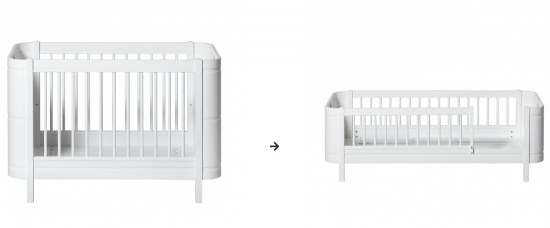 Oliver Furniture Conversiekit Mini+ Cot Naar Mini+ Junior Bed White opgesteld in een lichte Scandinavische kinderkamer