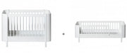 Oliver Furniture Conversiekit Mini+ Cot Naar Mini+ Junior Bed White opgesteld in een lichte Scandinavische kinderkamer