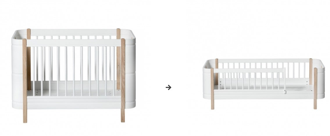 Oliver Furniture Conversiekit Mini+ Cot Naar Mini+ Junior Bed White/oak opgesteld in een lichte Scandinavische kinderkamer