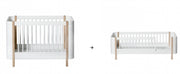 Oliver Furniture Conversiekit Mini+ Cot Naar Mini+ Junior Bed White/oak opgesteld in een lichte Scandinavische kinderkamer