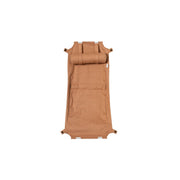 Oliver Furniture Extra Wood Toddler Rocker Seat Caramel in een serene babykamer met natuurlijke materialen en zacht licht