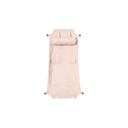 Oliver Furniture Extra Wood Toddler Rocker Seat Rose in een serene babykamer met natuurlijke materialen en zacht licht
