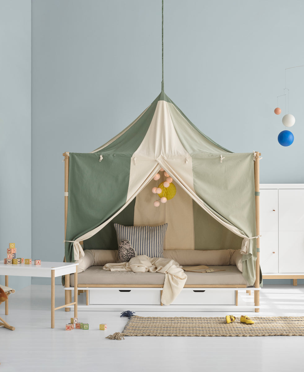 Oliver Furniture Canopy Voor Camp Bed, Circus aan het Camp hemelbed in een fantasierijke kinderkamer