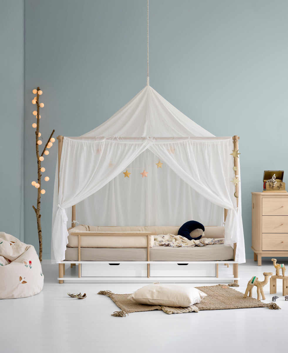 Oliver Furniture Canopy Voor Camp Bed, Sahara Wit aan het Camp hemelbed in een fantasierijke kinderkamer