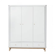 Oliver Furniture Wood Storage - Wardrobe 3 Doors White-oak in een tijdloze kinderkamer met Wood-collectie esthetiek