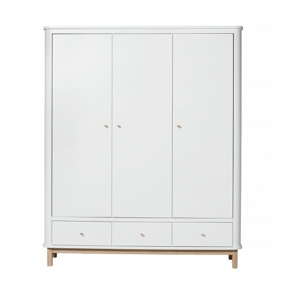 Oliver Furniture Wood Storage - Wardrobe 3 Doors White-oak in een tijdloze kinderkamer met Wood-collectie esthetiek