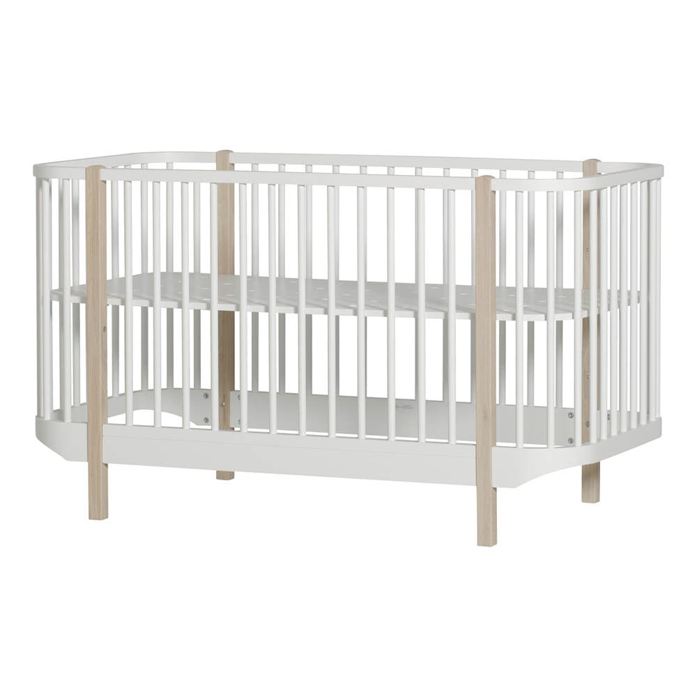 Oliver Furniture Wood Cot Bed White-oak in een serene babykamer met klassieke Wood-esthetiek
