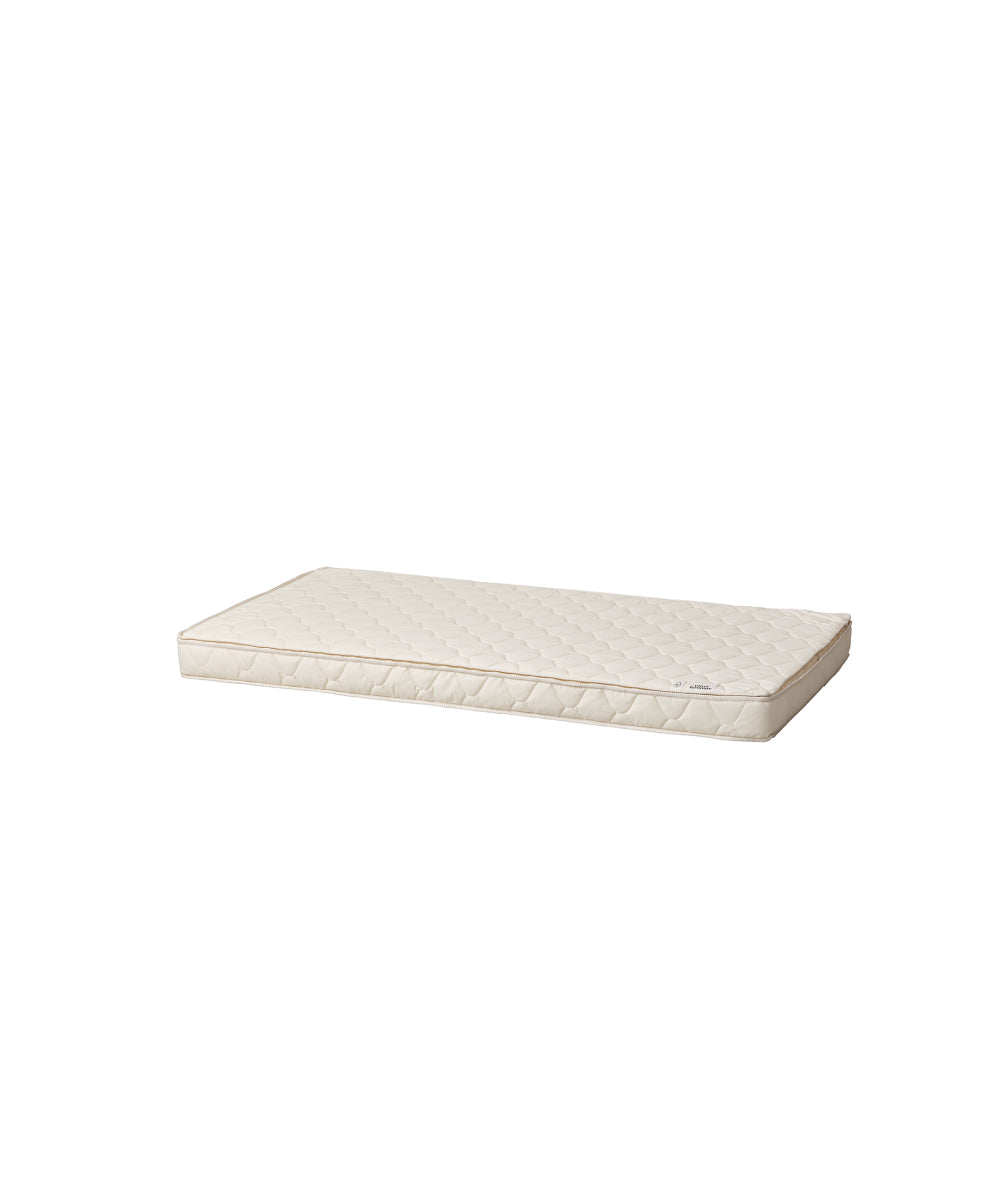 Oliver Furniture Matras Voor Camp Bed in een speelse kinderkamer met Japans-Scandinavische esthetiek
