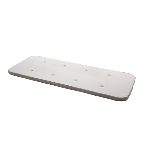 Oliver Furniture Play Mattress For Wood Low Loft Bed in een ruime kinderkamer met speelhoek onder het loftbed