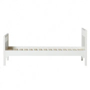 Oliver Furniture Seaside Classic Bed in een lichte kinderkamer met klassieke Scandinavische kuststijl