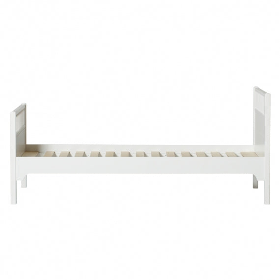 Oliver Furniture Seaside Classic Bed in een lichte kinderkamer met klassieke Scandinavische kuststijl