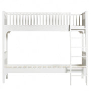 Oliver Furniture Seaside Classic Bed Bunk With Slant Ladder in een gedeelde kinderkamer met klassieke Scandinavische strandhuis-uitstraling