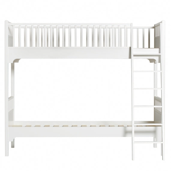 Oliver Furniture Seaside Classic Bed Bunk With Slant Ladder in een gedeelde kinderkamer met klassieke Scandinavische strandhuis-uitstraling