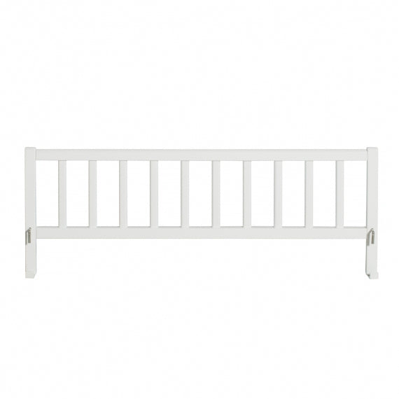 Oliver Furniture Seaside Classic Bed Guard - Veiligheidsrekje in een lichte kinderkamer met klassieke Scandinavische kuststijl
