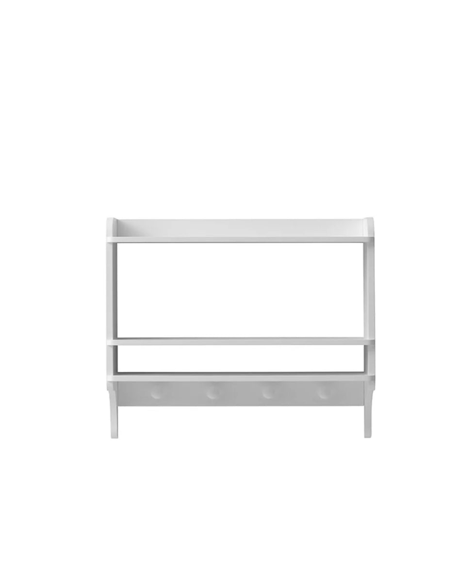 Oliver Furniture Seaside Bookshelf With Hooks in een Seaside-ingerichte kinderkamer met klassieke Scandinavische sfeer