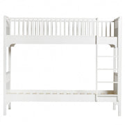 Oliver Furniture Seaside Classic Bunk Bed With Vertical Ladder in een gedeelde kinderkamer met klassieke Scandinavische strandhuis-uitstraling