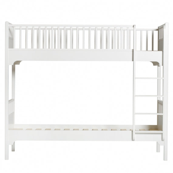 Oliver Furniture Seaside Classic Bunk Bed With Vertical Ladder in een gedeelde kinderkamer met klassieke Scandinavische strandhuis-uitstraling