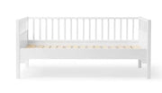 Oliver Furniture Seaside Classic Junior Day Bed in een Seaside-ingerichte kinderkamer met klassieke Scandinavische sfeer