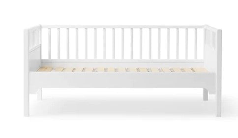 Oliver Furniture Seaside Classic Junior Day Bed in een Seaside-ingerichte kinderkamer met klassieke Scandinavische sfeer