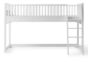 Oliver Furniture Seaside Classic Low Loft Bed in een Seaside-ingerichte kinderkamer met klassieke Scandinavische sfeer