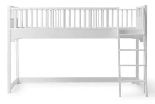 Oliver Furniture Seaside Classic Low Loft Bed in een Seaside-ingerichte kinderkamer met klassieke Scandinavische sfeer