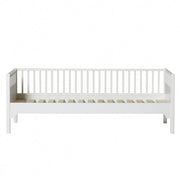Oliver Furniture Seaside Classic Day Bed in een Seaside-ingerichte kinderkamer met klassieke Scandinavische sfeer