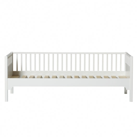 Oliver Furniture Seaside Classic Day Bed in een Seaside-ingerichte kinderkamer met klassieke Scandinavische sfeer