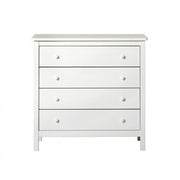 Oliver Furniture Seaside Dresser With 4 Drawers in een lichte babykamer met klassieke Scandinavische uitstraling