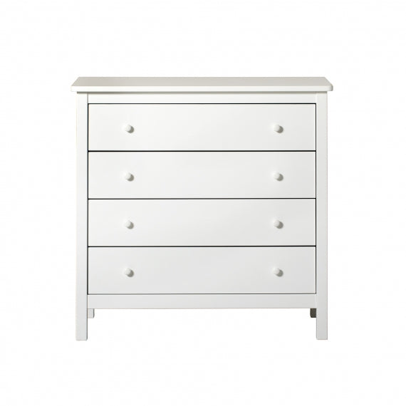 Oliver Furniture Seaside Dresser With 4 Drawers in een lichte babykamer met klassieke Scandinavische uitstraling