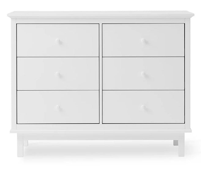 Oliver Furniture Seaside Dresser With 6 Drawers in een lichte babykamer met klassieke Scandinavische uitstraling
