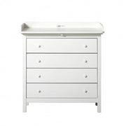 Oliver Furniture Seaside Nursery Dresser With 4 Drawers in een lichte babykamer met klassieke Scandinavische uitstraling