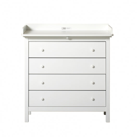 Oliver Furniture Seaside Nursery Dresser With 4 Drawers in een lichte babykamer met klassieke Scandinavische uitstraling