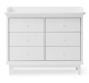 Oliver Furniture Seaside Nursery Dresser With 6 Drawers in een lichte babykamer met klassieke Scandinavische uitstraling