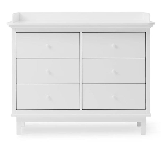 Oliver Furniture Seaside Nursery Dresser With 6 Drawers in een lichte babykamer met klassieke Scandinavische uitstraling